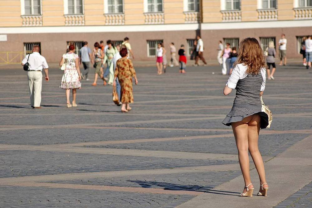 Папараццы опять залезли под юбку и сделали фото Елены Захаровой без трусов