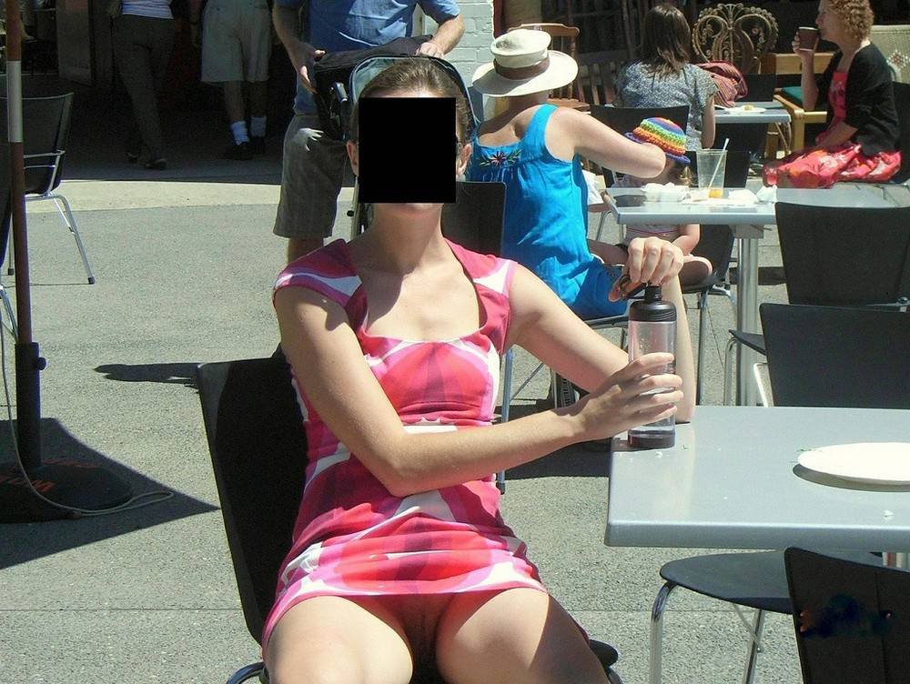 Девушка на море регулярно показывала пилотку партнеру в публичных местах - порно фото