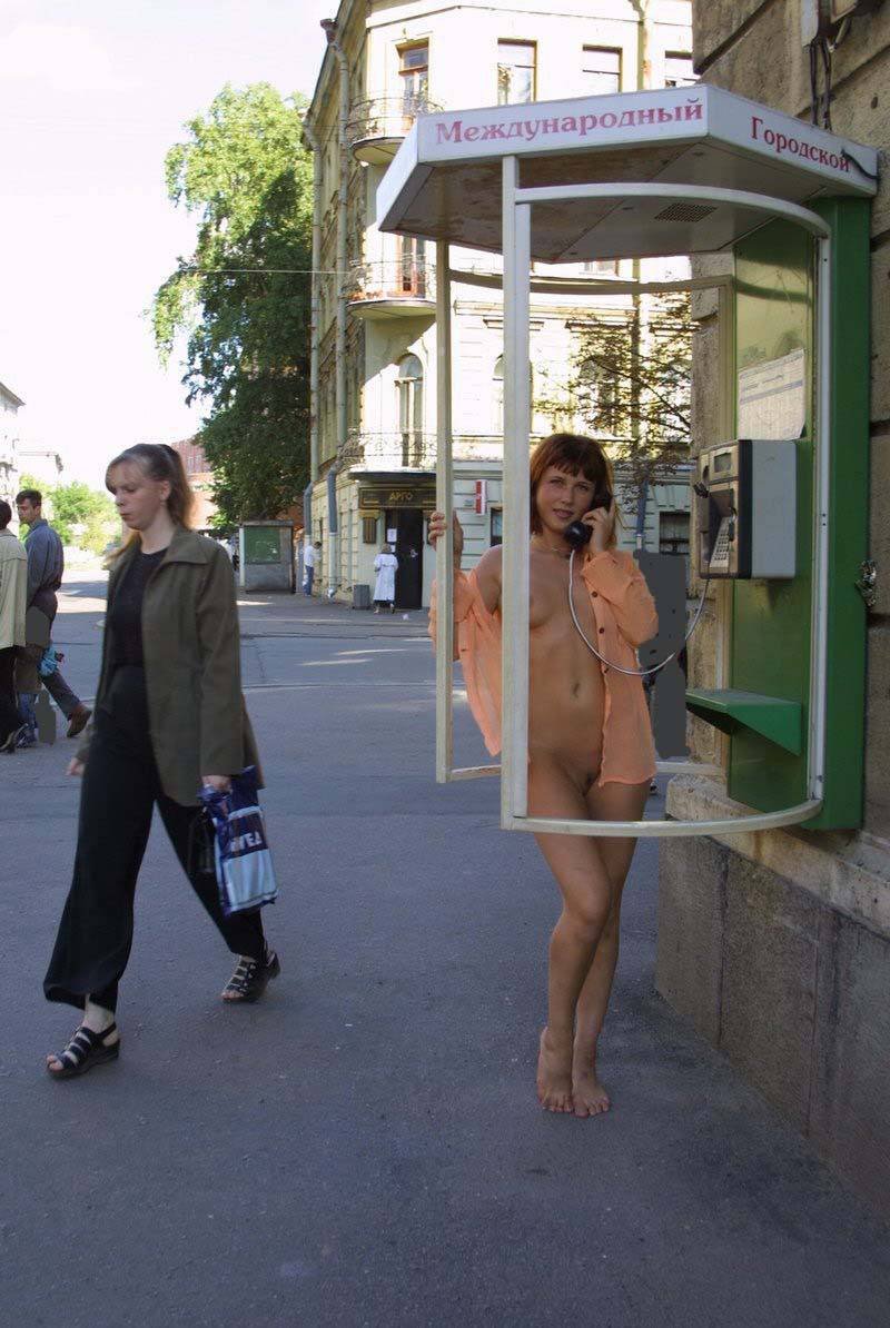 Девушка вышла на улицу без одежды порно фото бесплатно