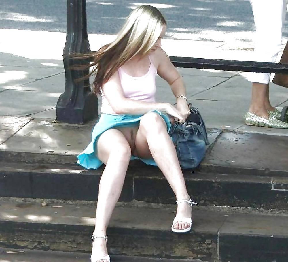 Девушка без трусиков подсмотренное на улице