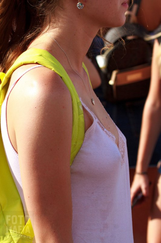 Торчащие соски под одеждой у девушек без лифчика подсмотренное фото