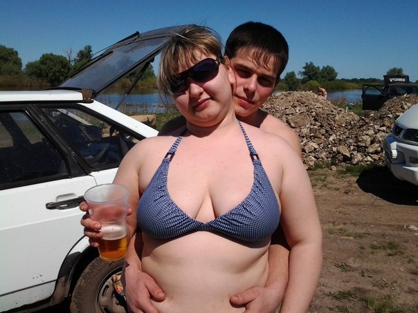 Жирная женщина и ее пышная подружка по-моложе поебались с мужчиной 