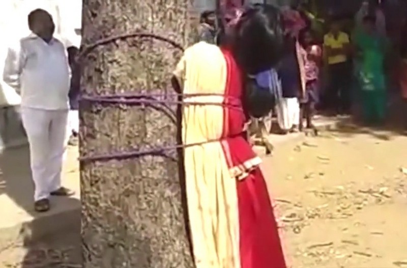 Телочку привязывают к дереву и сексуально унижают
