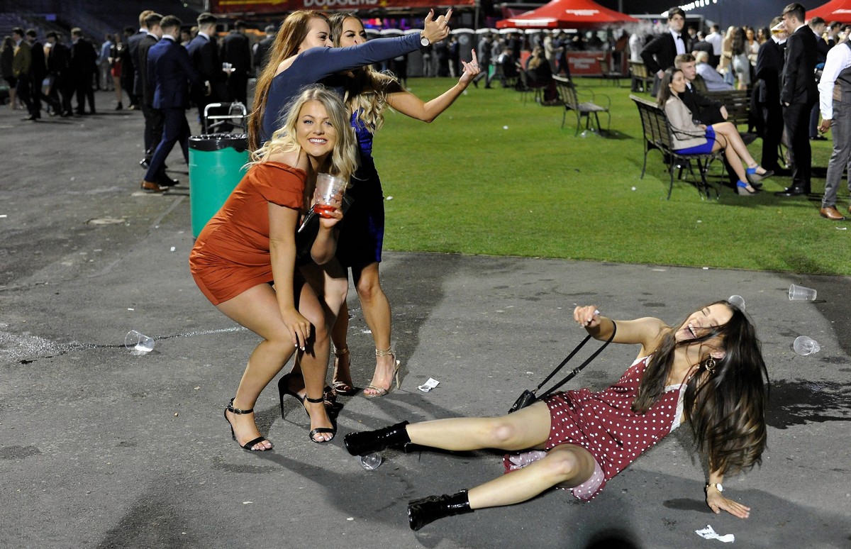 Пьяные студенты по случаю праздника ушли в отрыв и устроили оргию