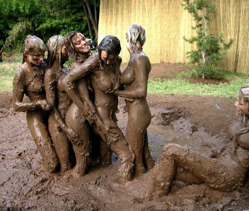 Голые девушки в грязи подборка фото