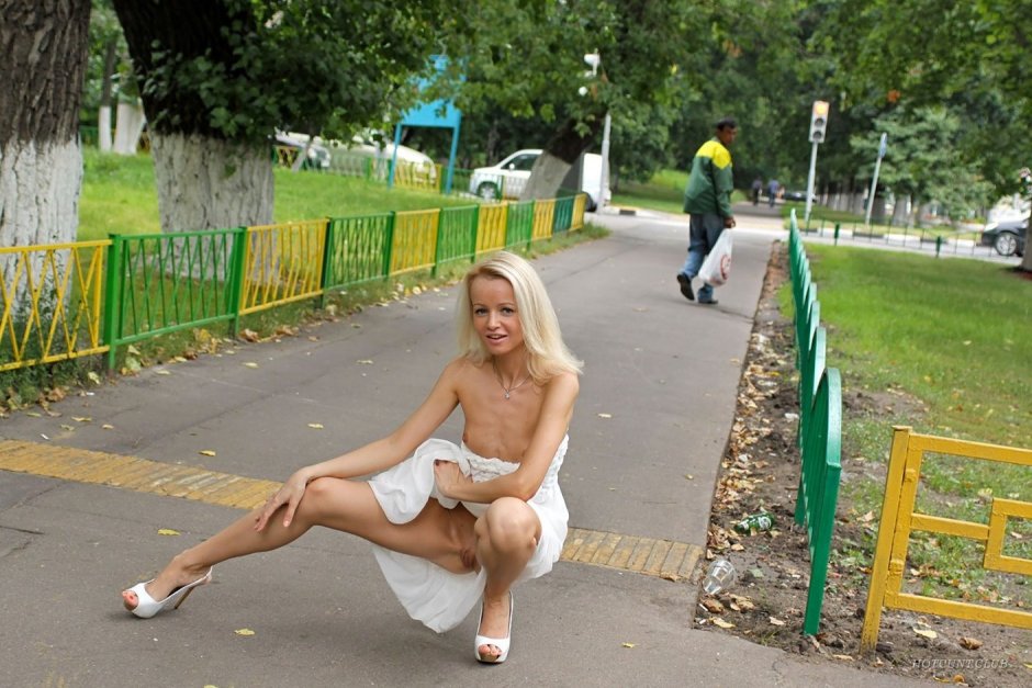 Девушка без трусиков под платьем в публичном месте