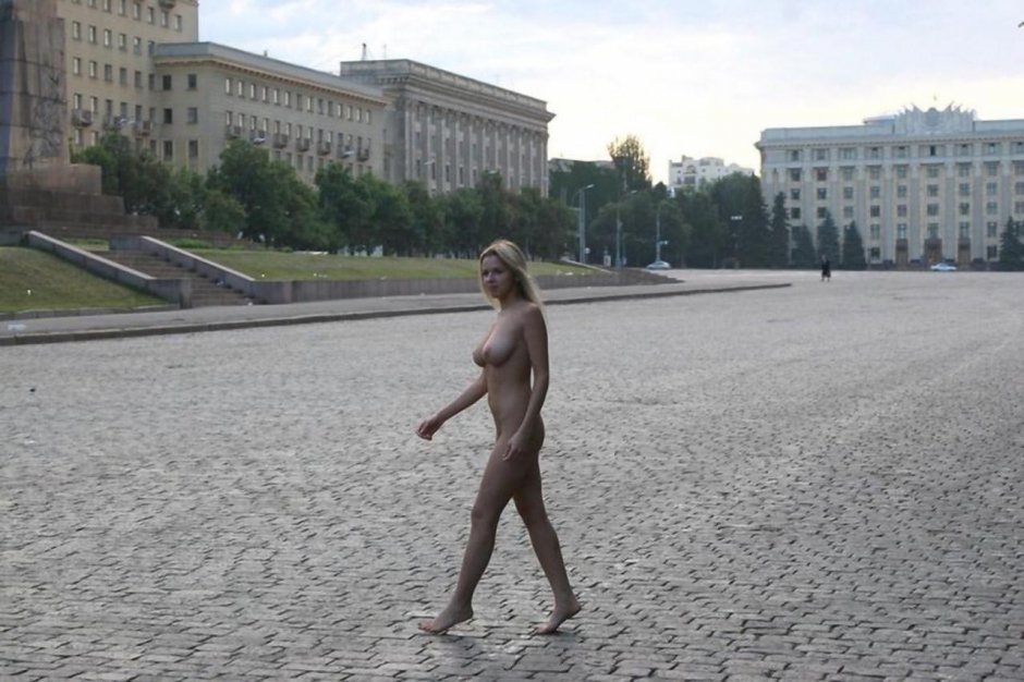 Баба прогуливается по улицам восточного городка с голыми сиськами