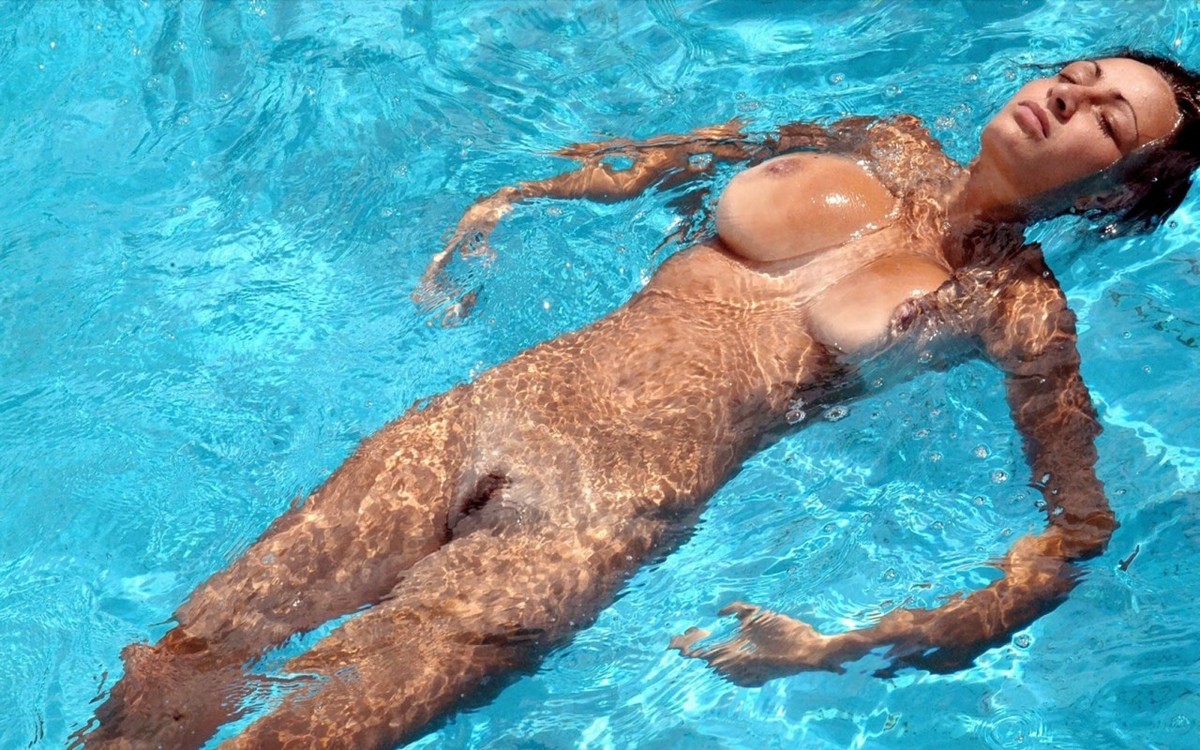 Плавание голышом спортивной девушки 
