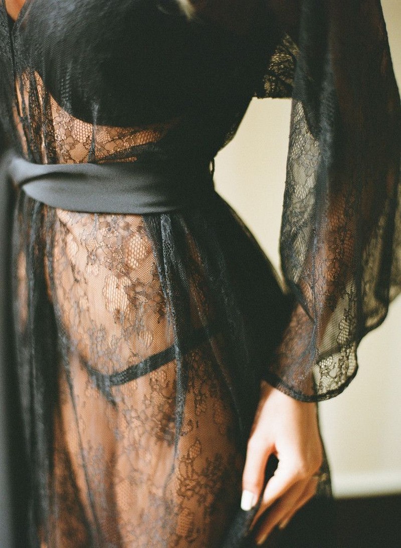 Старуха в полупрозрачном чёрном платье на голое тело фото