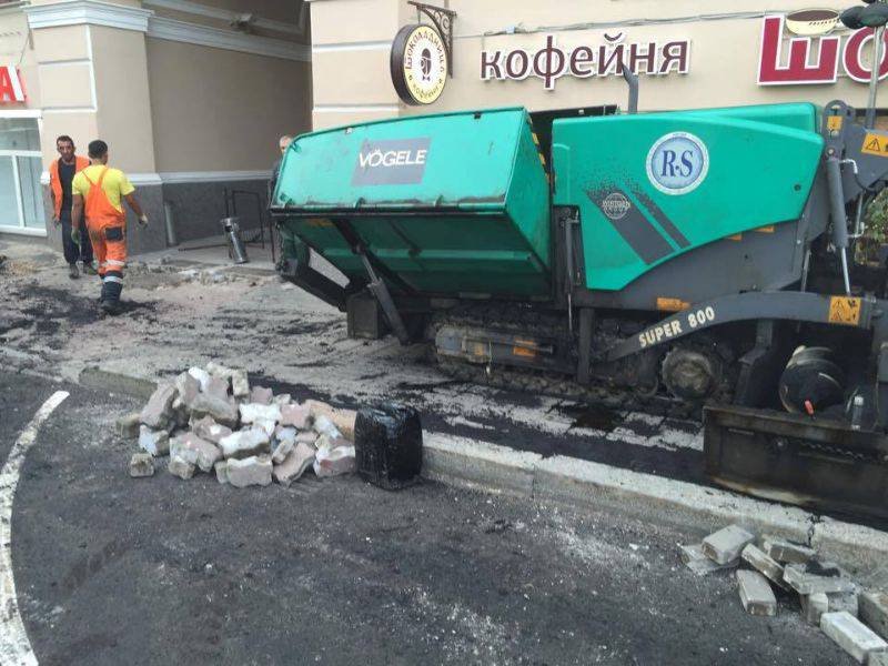 Столичный ремонт тротуара - асфальт поверх плитки