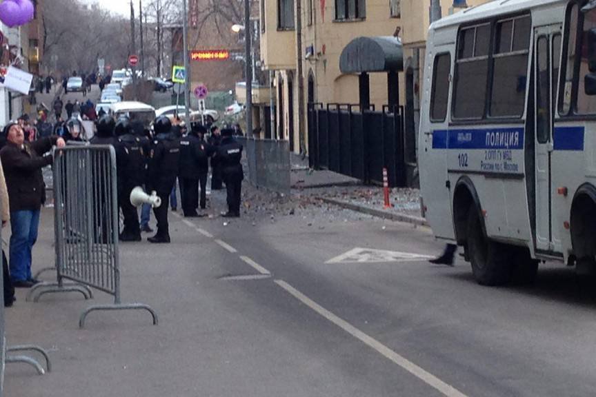 Посольство Турции в Москве закидали камнями