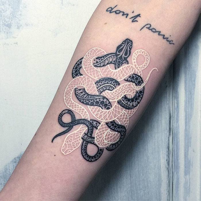 Тату-мастер создаёт великолепные черно-белые татуировки со змеями