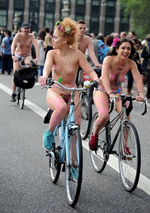 Голые велосипедисты проехали по улицам Лондона.