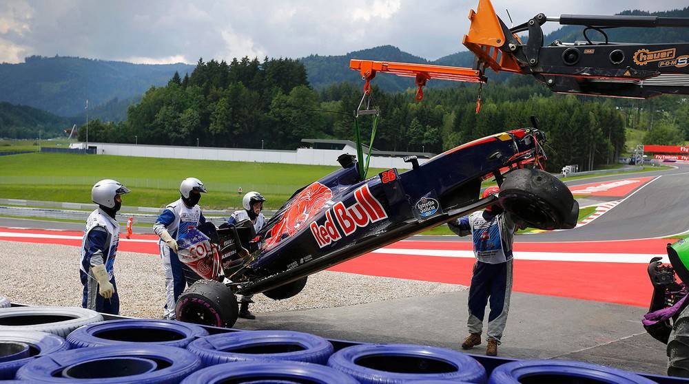 картинка 1467602313 pilot formuly 1 razbil bolid 6