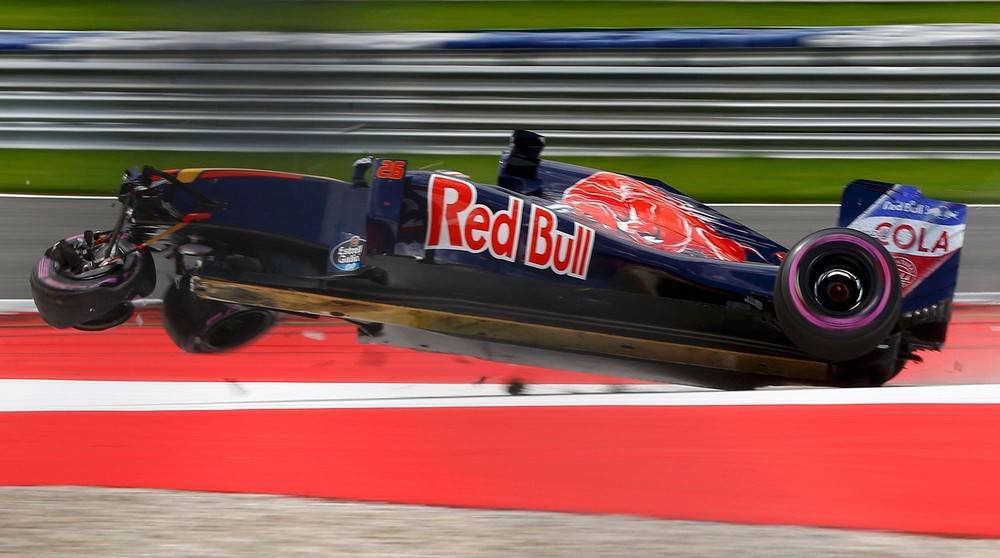 картинка 1467602335 pilot formuly 1 razbil bolid 5