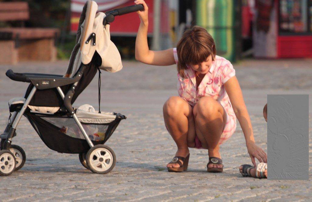 Молодая мама возле коляски присела засветилась без трусов фото