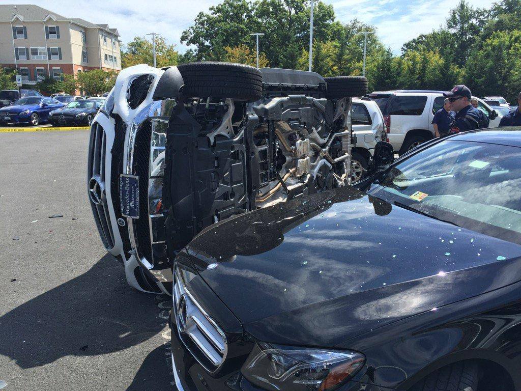 Ровно минута понадобилась женщине, чтобы разбить абсолютно новый  Mercedes-Benz во время тестдрайва. » ЯУстал - Источник Хорошего Настроения