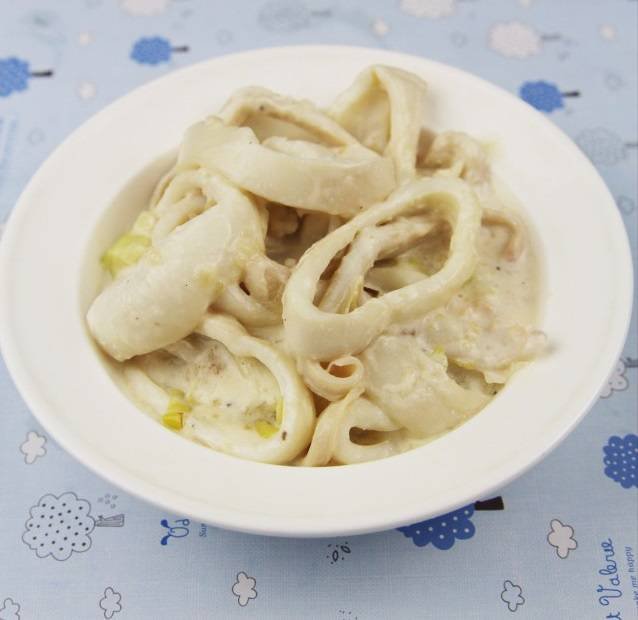 Кальмары с грибами в сметанном соусе — пошаговый классический рецепт с фото от Простоквашино