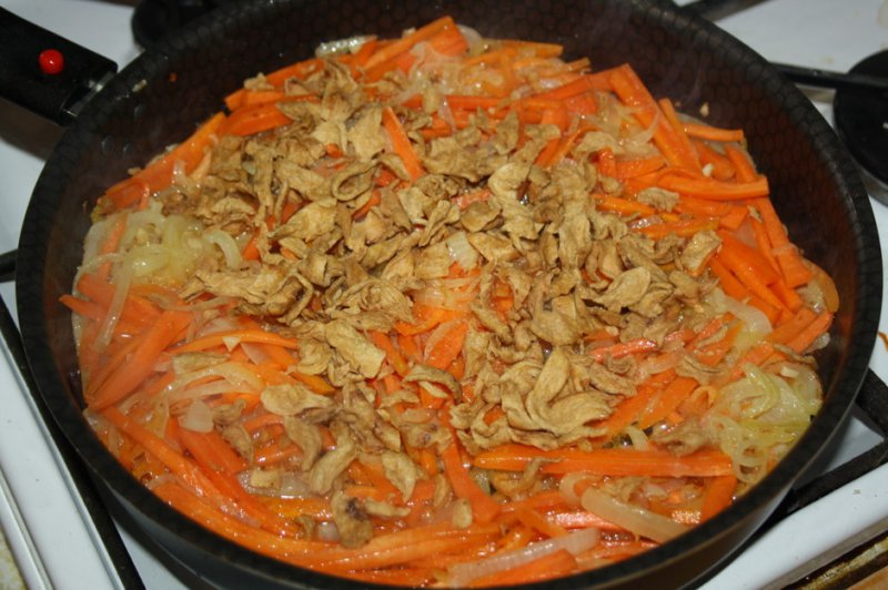 Рис курица лук морковь. Мясо с луком и морковью. Соевое мясо с овощами. Рис с овощами на сковороде с луком и морковью. Рис морковь лук мясо.
