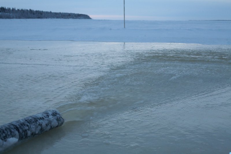 В девушку заливают воду через шланг