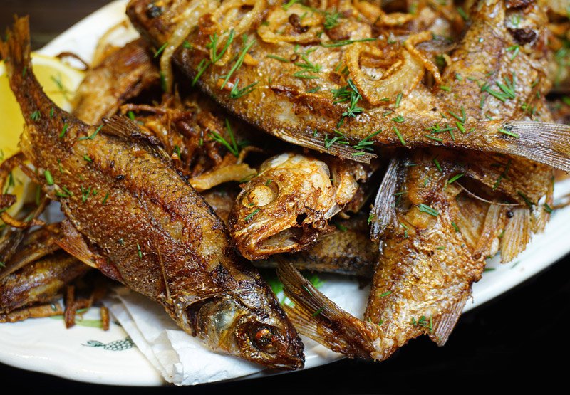 Как приготовить мелкую рыбу. Рыба жареная. Блюдо из мелкой рыбы. Жареная рыба узбекская. Рыба по узбекски.