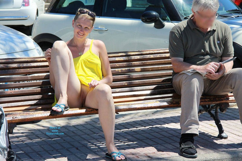 девушки без трусиков, под юбкой