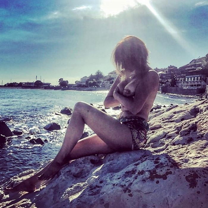 51-летняя Наталья Штурм, известная в 90-е своей песней «Школьный роман» полностью обнажилась на отдыхе