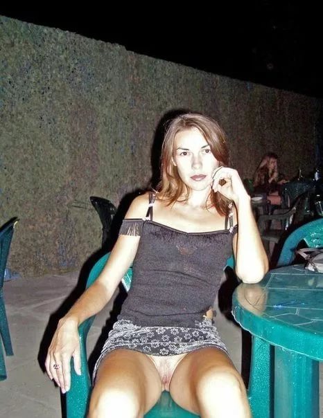 девушки без трусиков, под юбкой