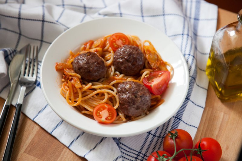 Рецепт быстрого ужина: спагетти с фрикадельками в томатном соусе