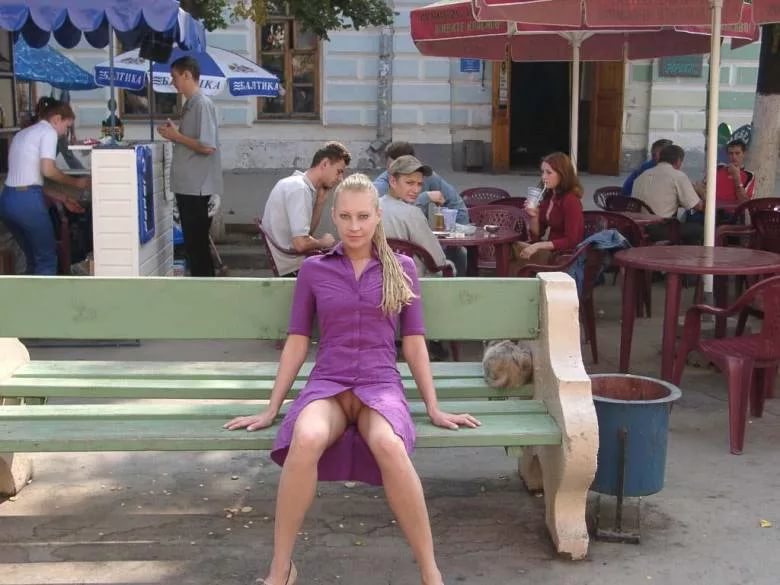 девушки без трусиков, под юбкой