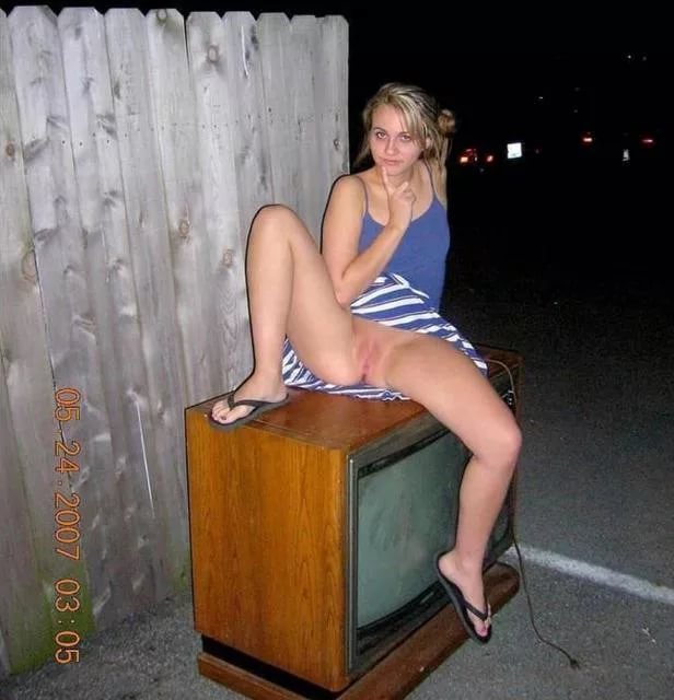 девушки без трусиков, под юбкой