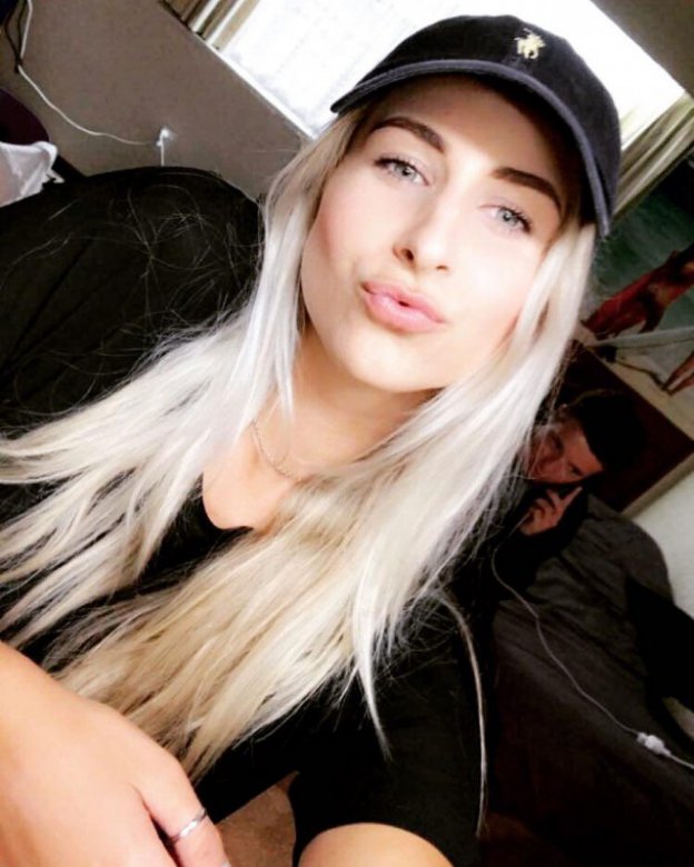 картинка 1511492447 devushka vypala iz okna pytayas sdelat selfi 3