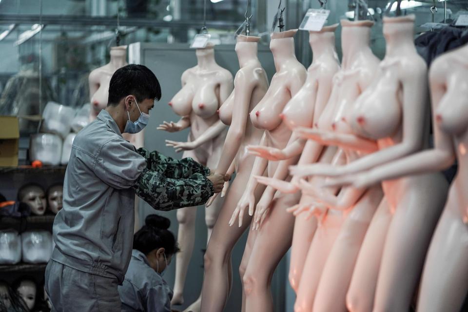 В китайском городе Далянь находится фабрика по производству реалистичных се...