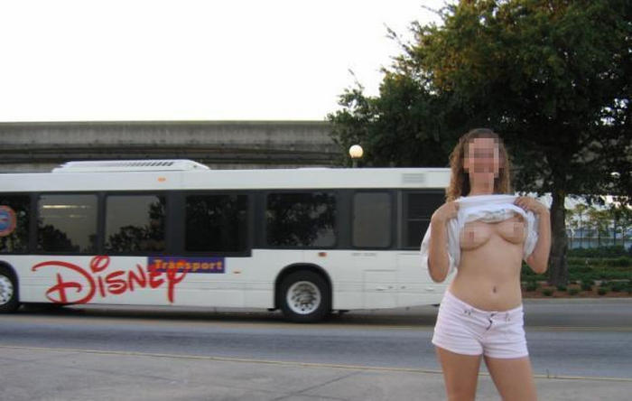 девушки публикуют в соцсетях голые фото из Диснейленда.
