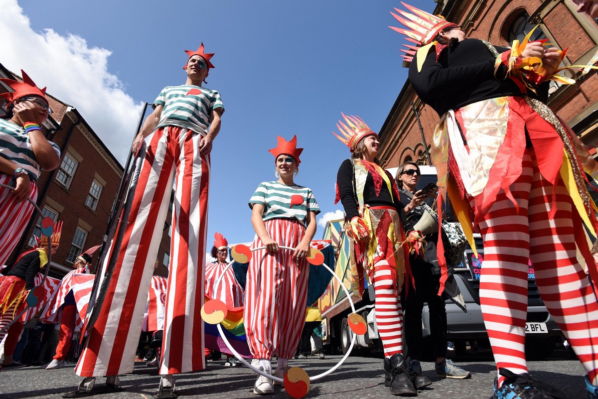 Дармштадт клоуны. Парад клоунов. Шествие клоунов. Театральное шествие. Театрализованный парад.