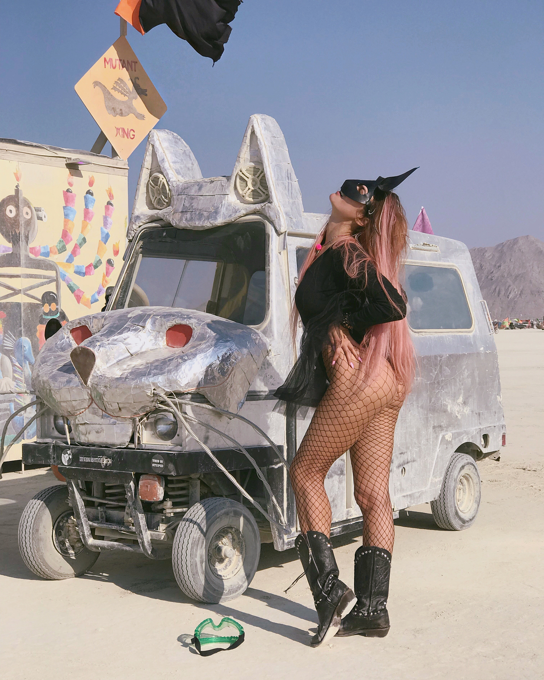 30-летняя российская модель, телеведущая Алена Водонаева на фестивале  Burning Man » ЯУстал - Источник Хорошего Настроения