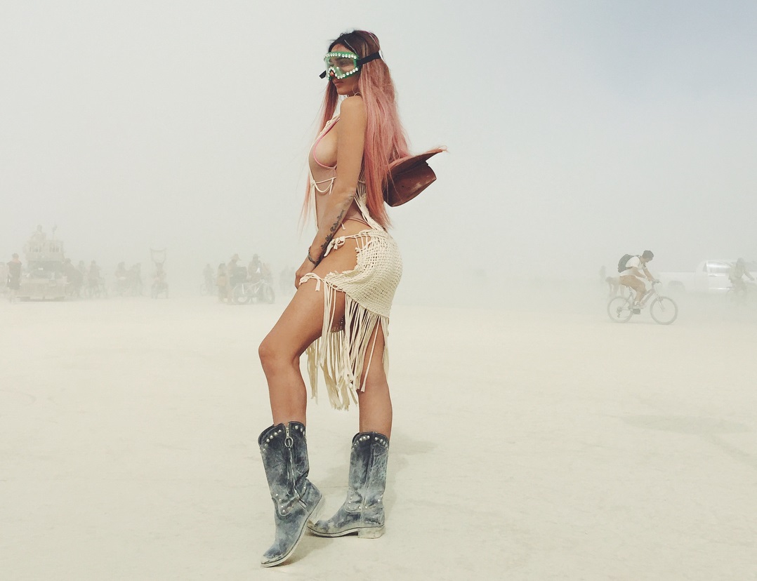 30-летняя российская модель, телеведущая Алена Водонаева на фестивале  Burning Man » ЯУстал - Источник Хорошего Настроения