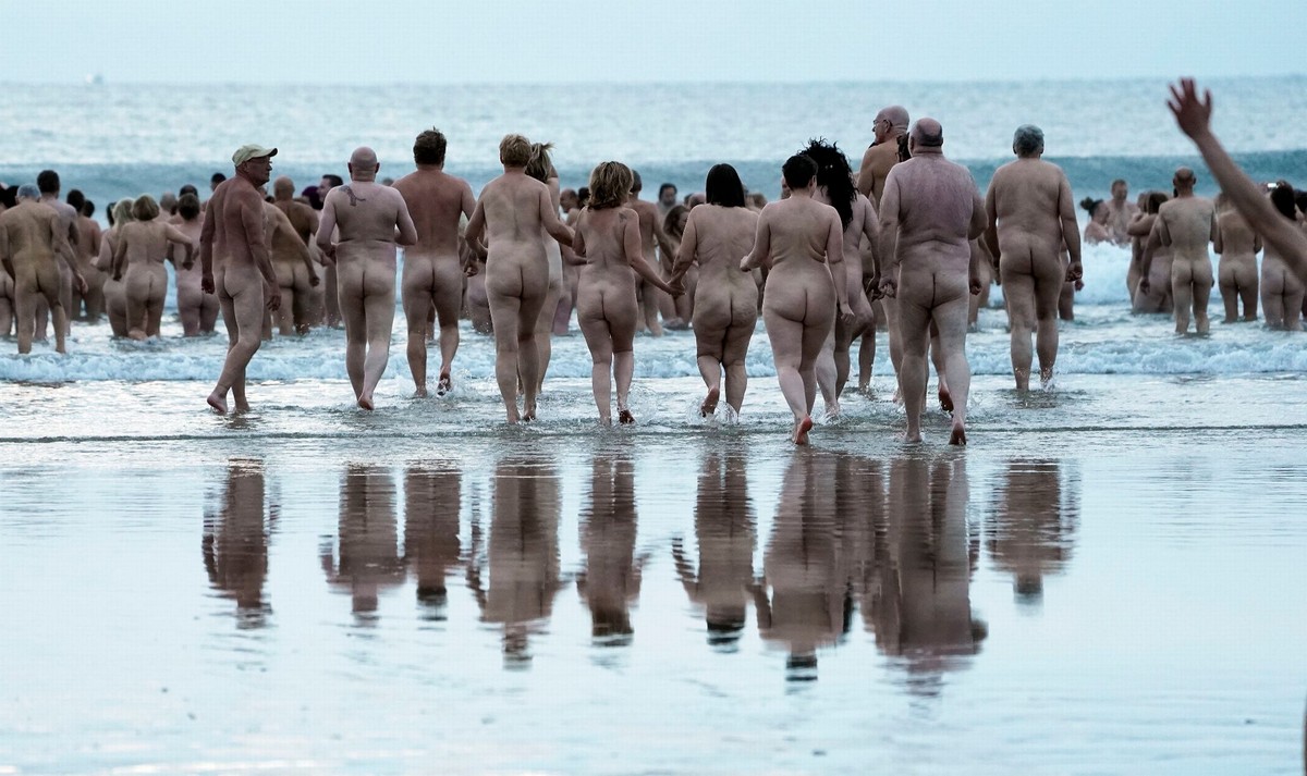 600 голых людей искупались в холодном Северном море.