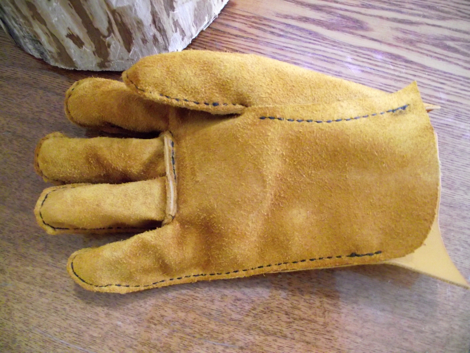 Самодельная перчатка. Спилковые перчатки бушкрафт. Пошив кожаных перчаток. Пошив перчаток из кожи. Лекало кожаных перчаток.