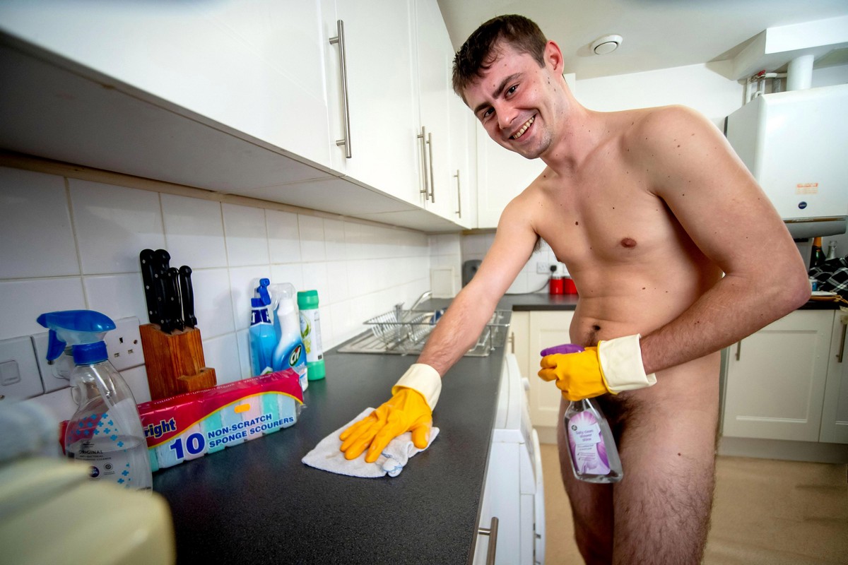 Бывший строитель убирает дома голышом за £ 30 в час 