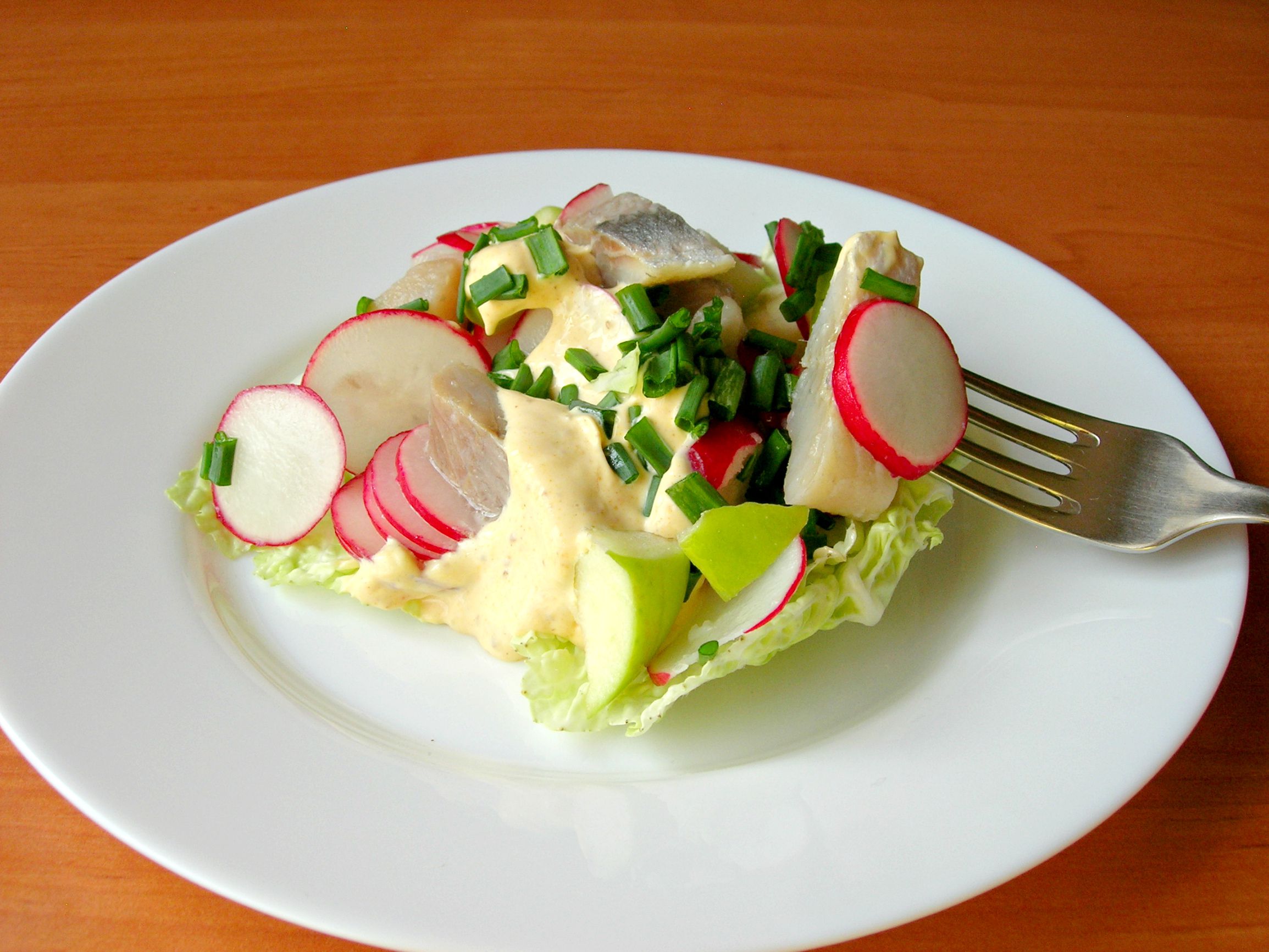 Салат норвежский. Салат с сельдью по норвежски. Норвежский салат с селедкой. Салат с редиской и яблоком.