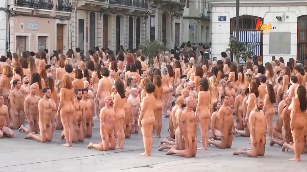 Более 1300 голых людей на улице в Валенсии.