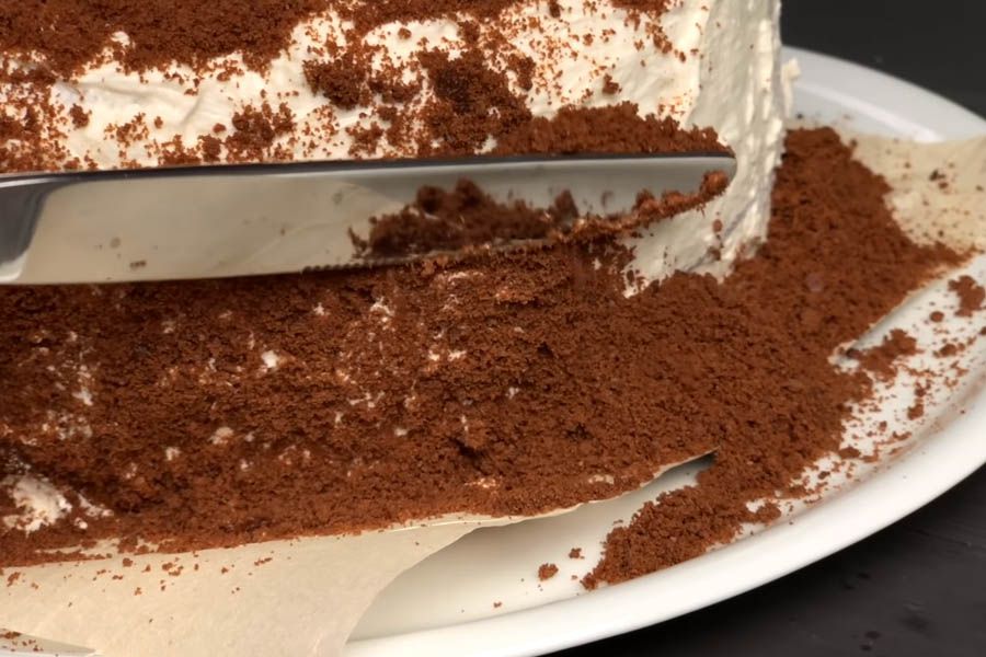 Обсыпать торт крошкой. Торт посыпанный шоколадной крошкой. Торт с шоколадной крошкой по бокам. Торт с шоколадной крошкой на боках. Готовый торт обсыпанный.