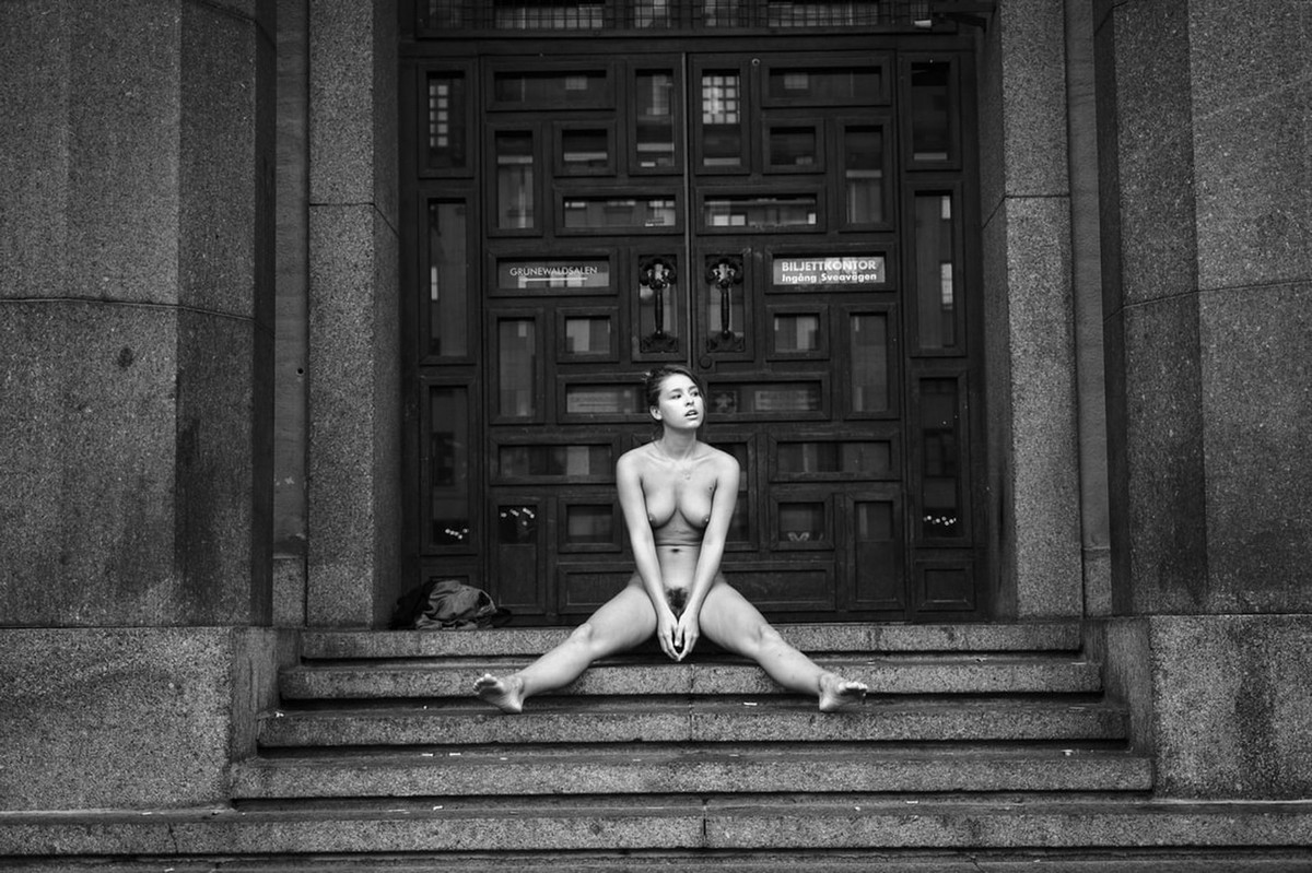 27-летняя бельгийская модель Мариса Папен (Marisa Papen) голая на улицах Ст...