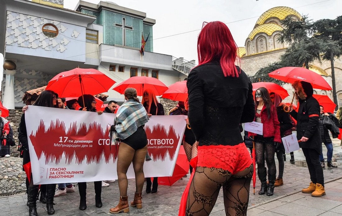 Марш красных зонтов собрал около ста человек, которые прошли по главным пеш...
