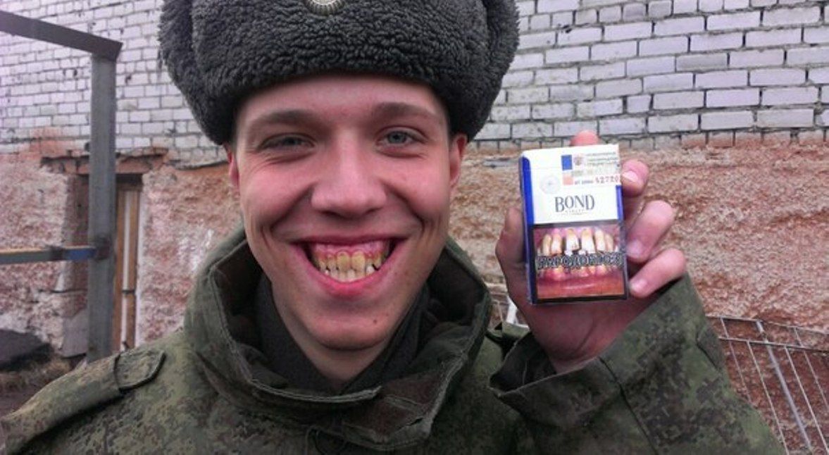Угары русские. Солдат улыбается.