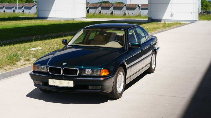 Поляк 20 лет хранил BMW E38 под пластиковым колпаком Авто/Мото