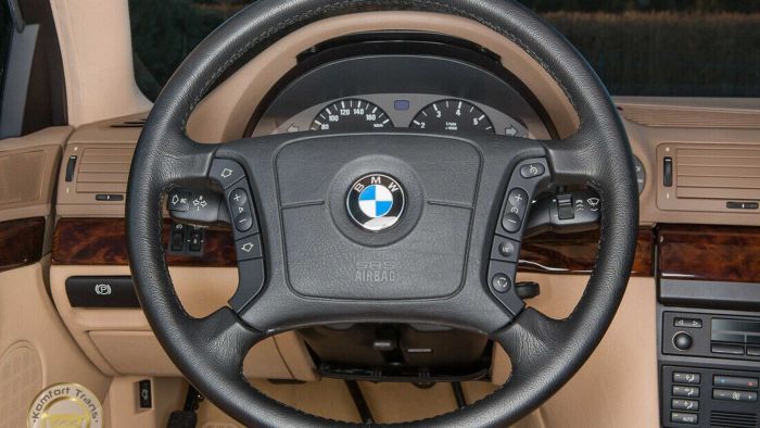 Поляк 20 лет хранил BMW E38 под пластиковым колпаком Авто/Мото