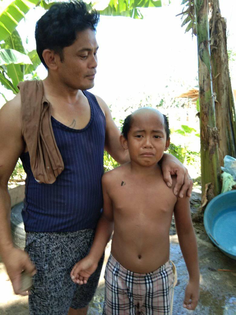 Принудительное мальчика. Индонезийский мальчик. Мальчик с Филиппин. Папа подстриг сына. Ребенок подстриг папу.
