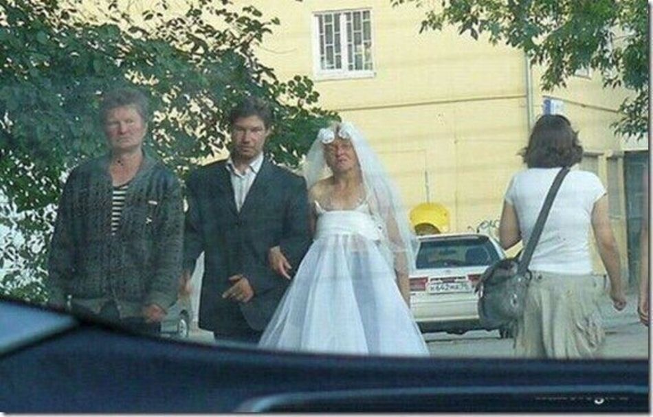 Внезапно замужем друг отца. Свадьба бомжей. Платье бомжа на свадьбу. Бомжиха в свадебном платье. Бомж в свадебном платье.